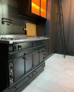 an all black La Cornue, Château 120, just installed  in Porto. A timeless piece of art. An exclusive centerpiece in an amazing modern kitchen.
#lacornuekitchens #lacornuechâteau #modernkitchens #moderkitchendesign #dreamkitchen #talkwithus