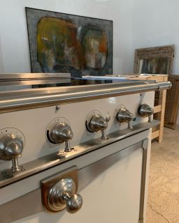 currently @the gallery, CornuFé Albertine ivory/brushed steel. A glimpse of paradise for cooking lovers.
Your next dream kitchen !
#lacornue #cornufé #amazingstoves #dreamkitchens #simplythebest #frenchmoderndesign