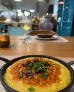 new addition to the winter all day brunch menu.
Hot creamy polenta, vegan bolognese, sliced cured olives, fresh local chives.
Soft and very tasty !
Winter ready !
#creamypolenta #allorganic #vegantreats #foryou @floresdocabo